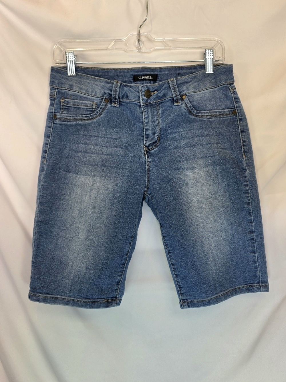 d.jeans Women's Classic Stretch  Bermuda Medium Blue Wash Button Shorts Size 8